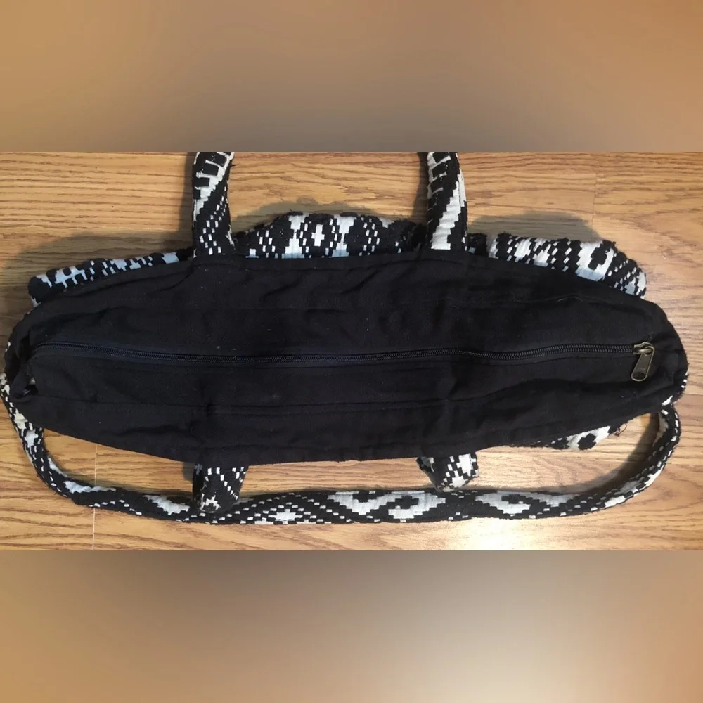 Mossimo Black & White Aztec Hex Knit Crossbody Duffle Bag L 15x19”